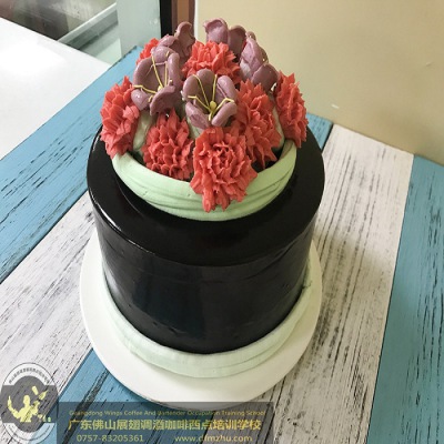 蛋糕師培訓_去蛋糕店當學徒怎么樣？能幫我成為專業(yè)的蛋糕師嗎？