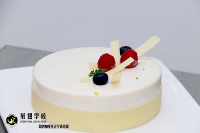 學(xué)西點(diǎn)蛋糕好找工作嗎？今天佛山展翅烘焙學(xué)校來告訴你！