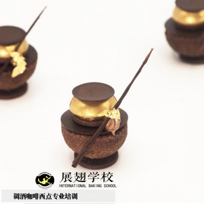 烘焙新手做淋面蛋糕老失??？展翅烘焙培訓(xùn)告訴你原因！