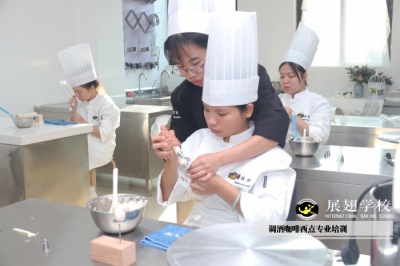 低學(xué)歷女生適合做什么職業(yè)呢？烘焙培訓(xùn)